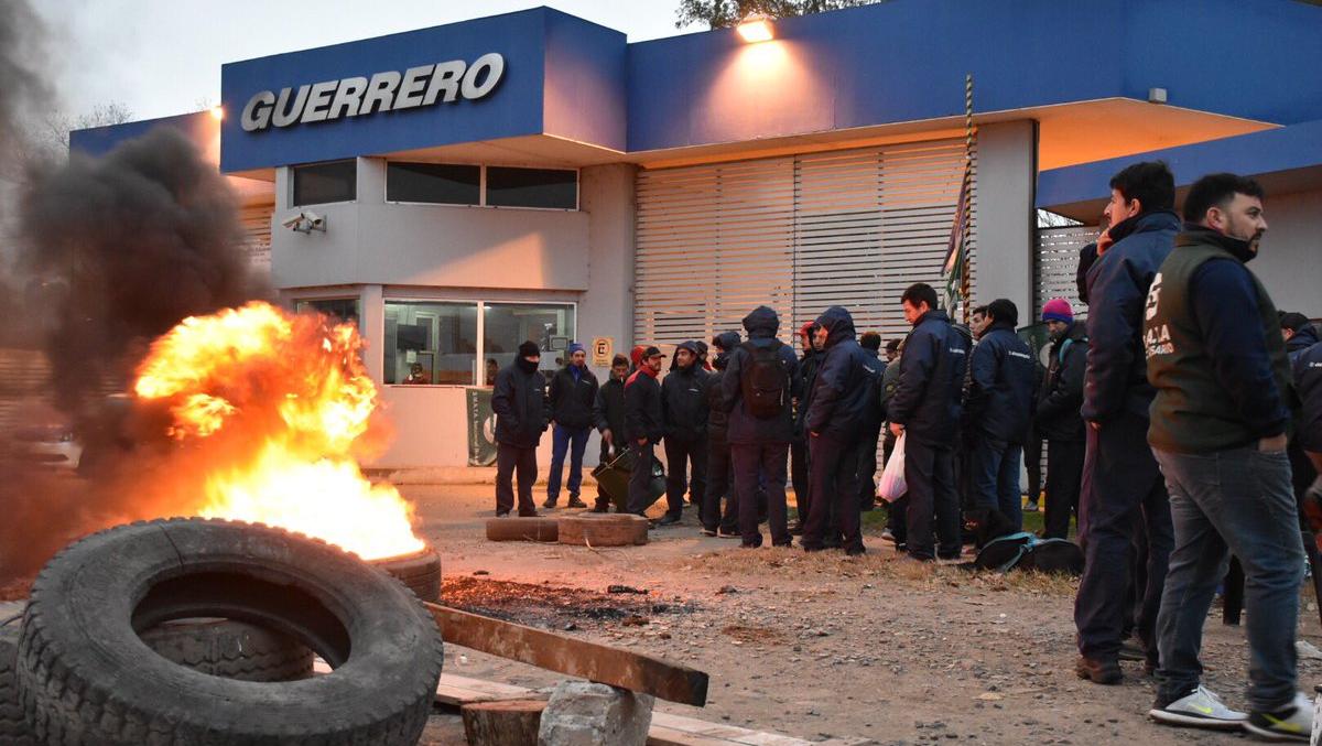 Camioneros apoyan a trabajadores de Guerrero Motos